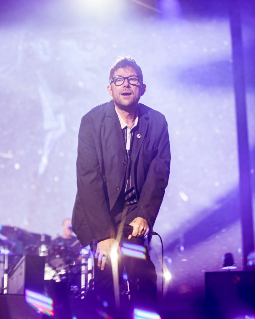 Damon Albarn tocando "Ella baila sola" de Peso Pluma en el Corona Capital 2023