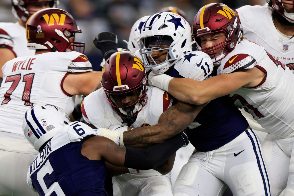 Brian Robinson, corredor de Commanders, se estrelló varias veces contra la muralla de Dallas