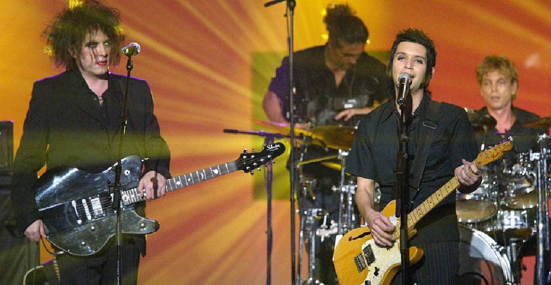 recordando-cuando-the-cure-placebo-tocaron-juntos-en-2004-1 Question Image