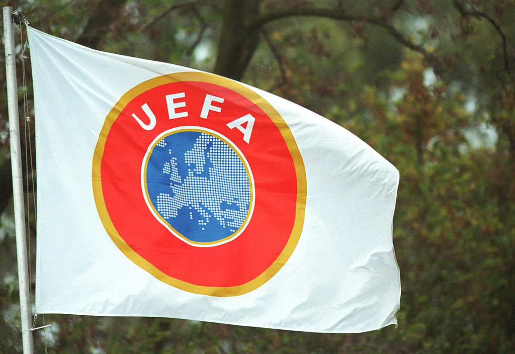 Bandera con el logo de la UEFA