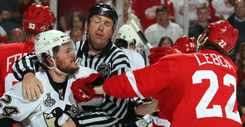 ¿Por qué se permiten las peleas en el hockey y cuáles son las reglas?