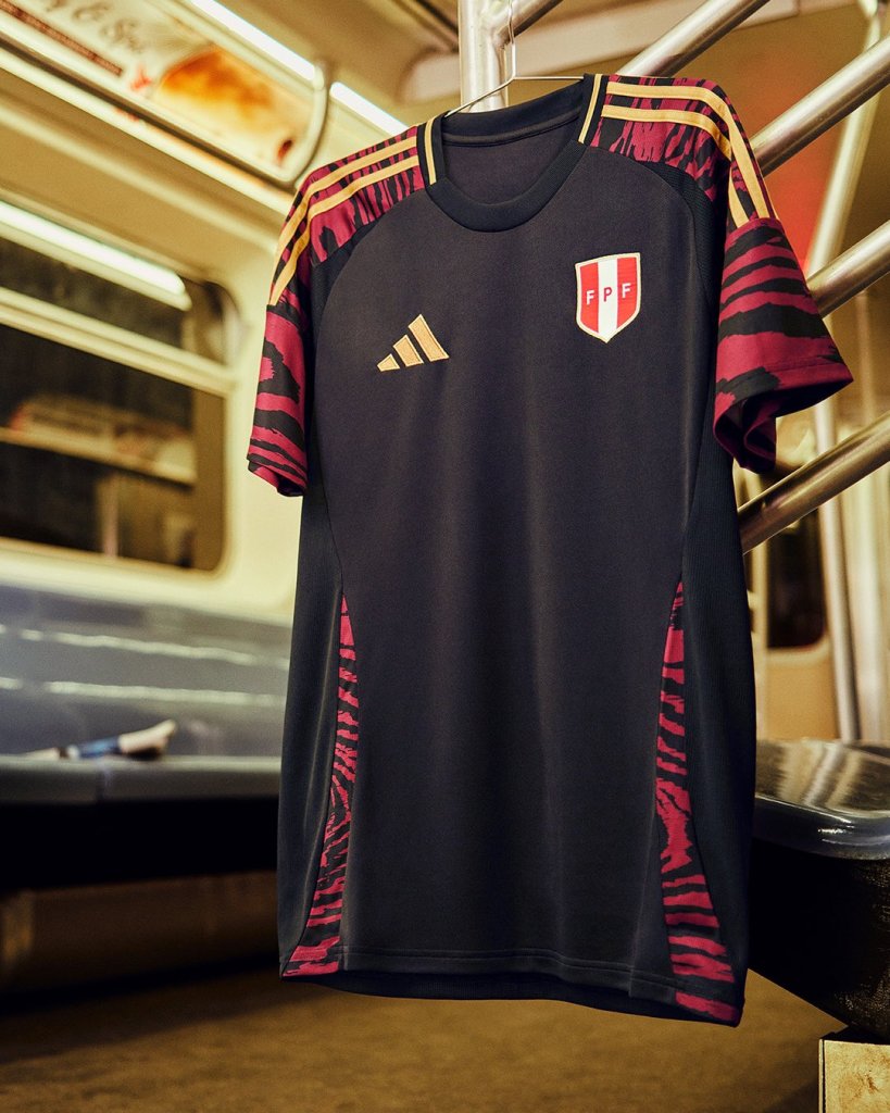 La camiseta de visita de Perú