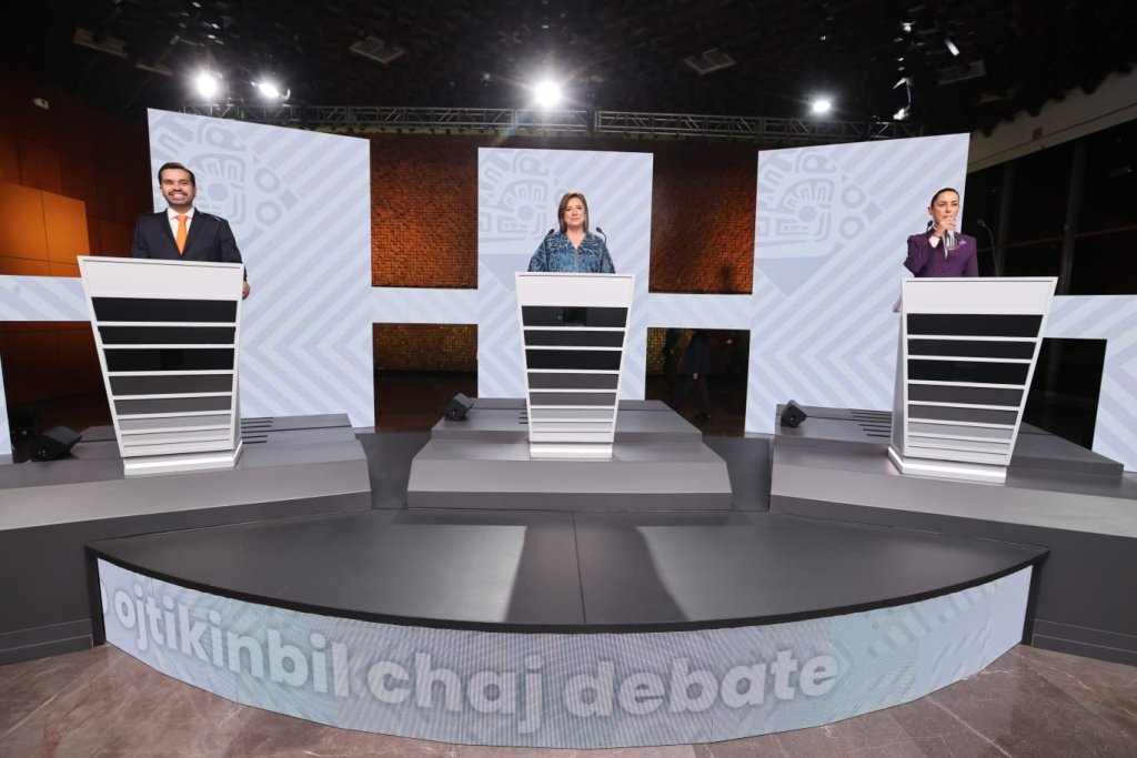 Las y el candidato de México debatiendo