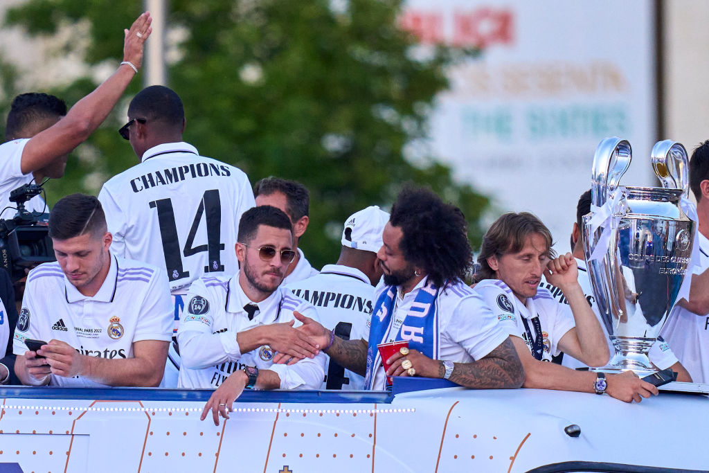 Hazard se ausentó del campo por lesiones, pero en las celebraciones siempre estuvo