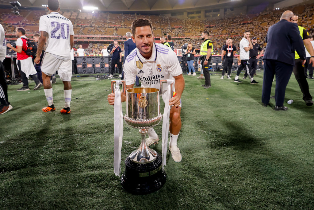 Hazard se ausentó del campo por lesiones, pero en las celebraciones siempre estuvo