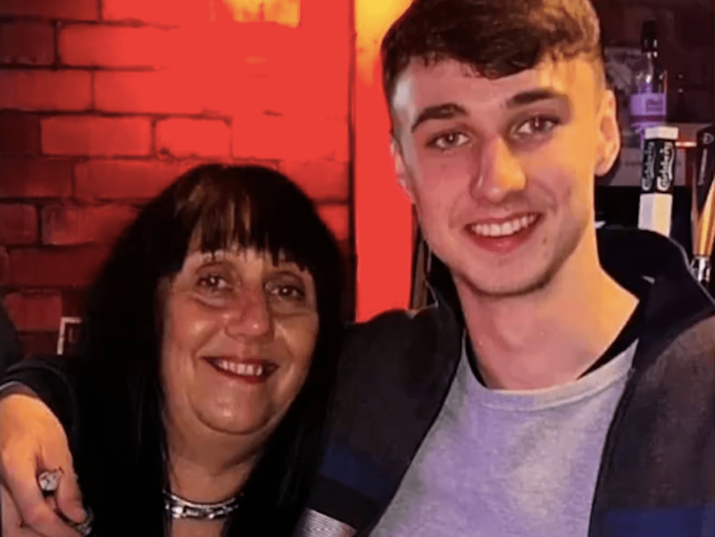 Jay Slater y su madre.